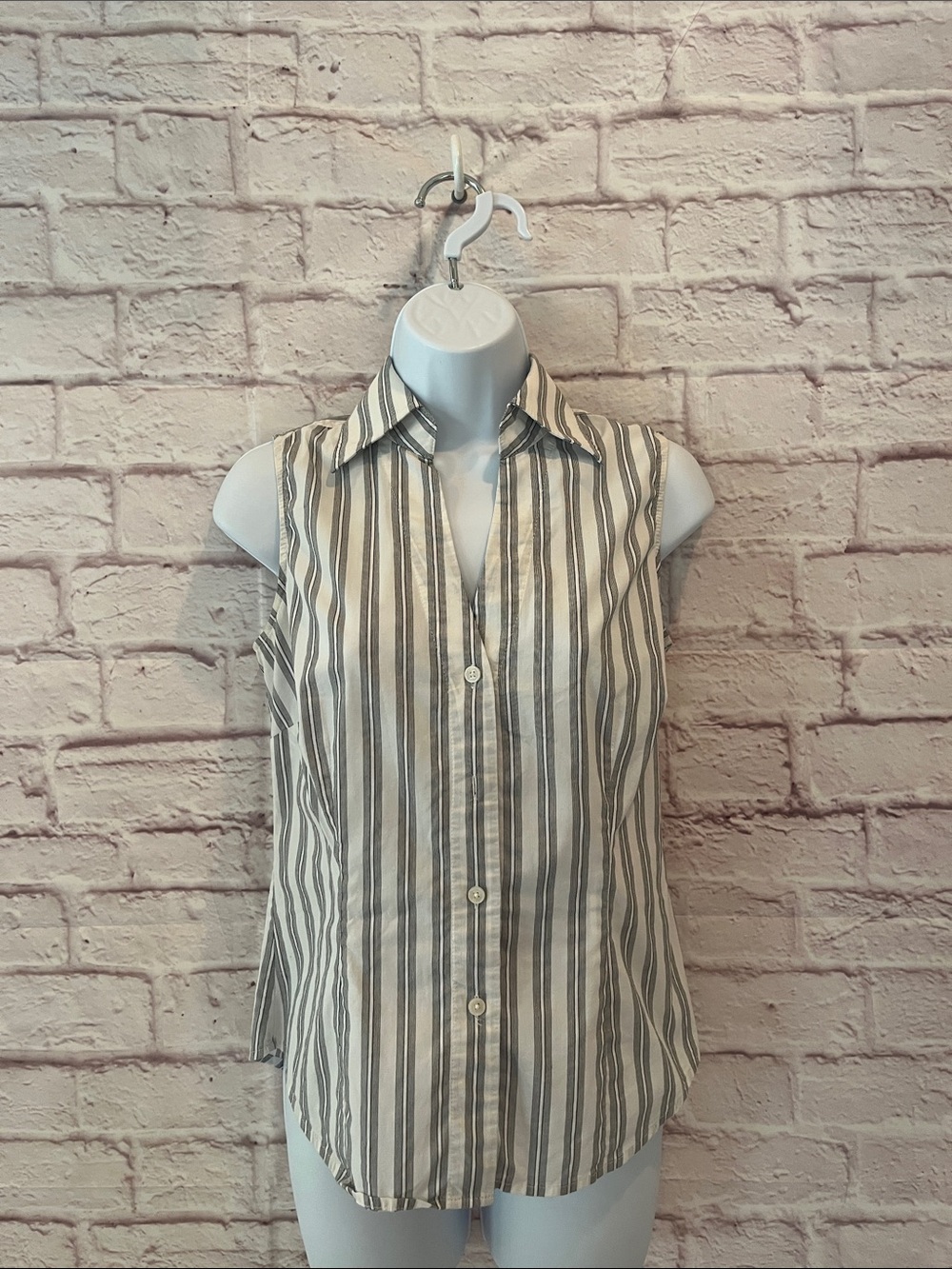 Express Sleeveless Button-Down Stripe Shirt - Cream & Gray